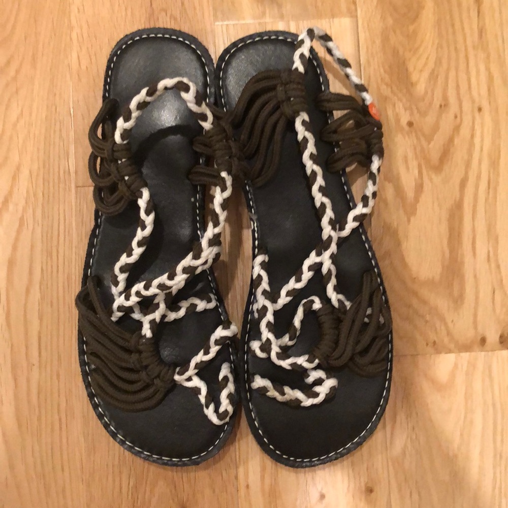 NEVER WORN SANDALS